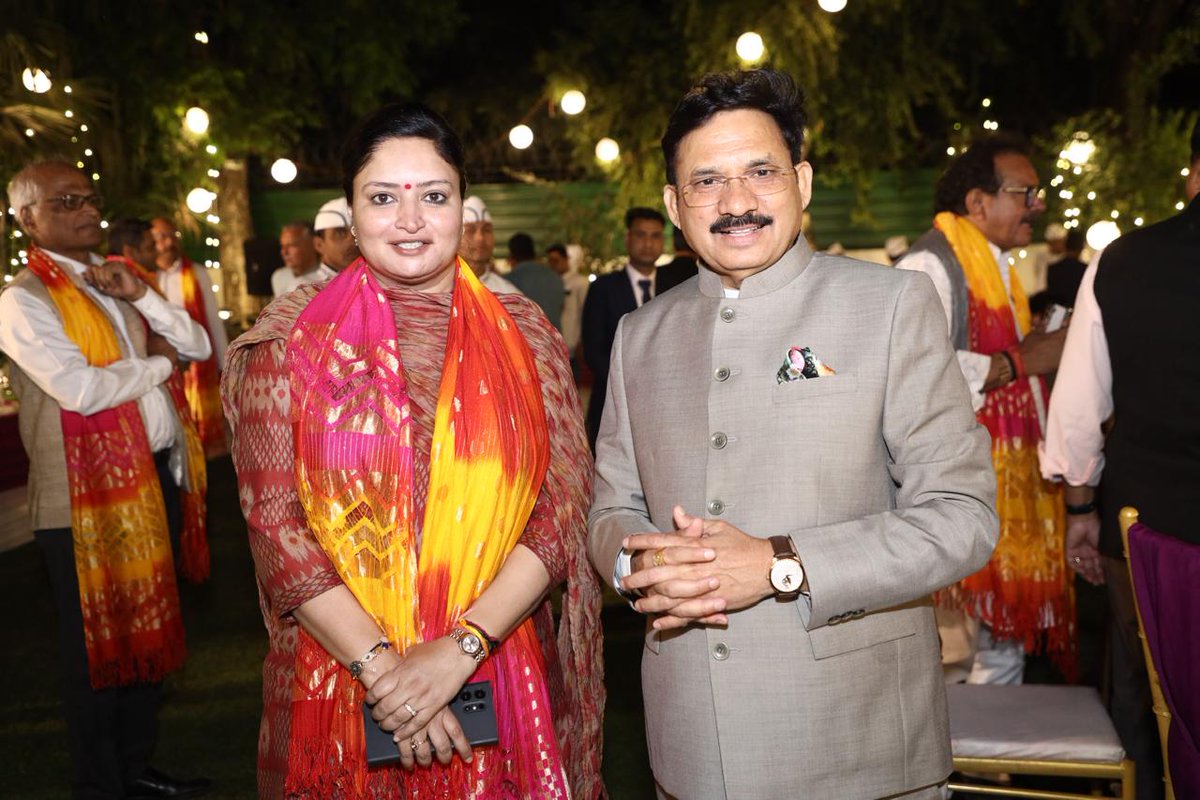 PoonambenMaadam's tweet photo. नई दिल्ली में खेड़ा लोकसभा के सांसद श्री @devusinh जी द्वारा आयोजित रात्रिभोजन समारोह मे सहभागी होकर साथी सांसदो से मुलाकात की।

इस अवसर पर माननीय केंद्रीय मंत्री एवं प्रदेश अध्यक्ष श्री @CRPaatil जी और साथी सांसदों के साथ आत्मीय क्षण बिताने का अवसर मिला। https://t.co/Dznd0DN48G