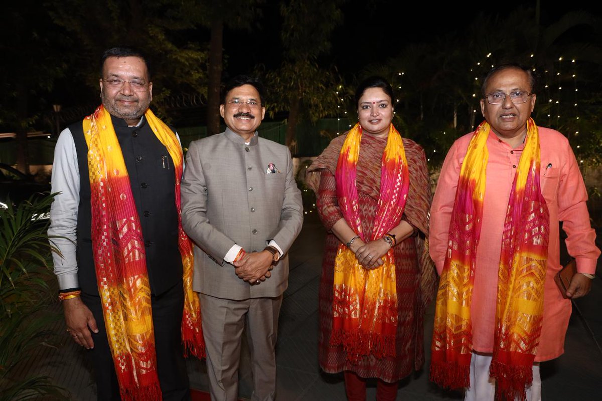 PoonambenMaadam's tweet photo. नई दिल्ली में खेड़ा लोकसभा के सांसद श्री @devusinh जी द्वारा आयोजित रात्रिभोजन समारोह मे सहभागी होकर साथी सांसदो से मुलाकात की।

इस अवसर पर माननीय केंद्रीय मंत्री एवं प्रदेश अध्यक्ष श्री @CRPaatil जी और साथी सांसदों के साथ आत्मीय क्षण बिताने का अवसर मिला। https://t.co/Dznd0DN48G