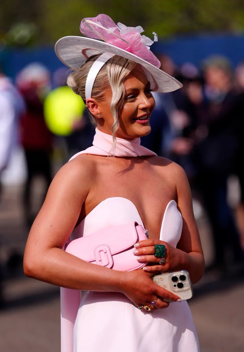 AstuteGaba's tweet photo. Ladies Day 2025 is in full swing ❤️
#GrandNationalFestival #London #Liverpool #Fashion #News #horseracing #grandnational #bestbits #roundup #UKNews #LadiesDayout2025 #ChrisHughes https://t.co/07fJQzYh5h