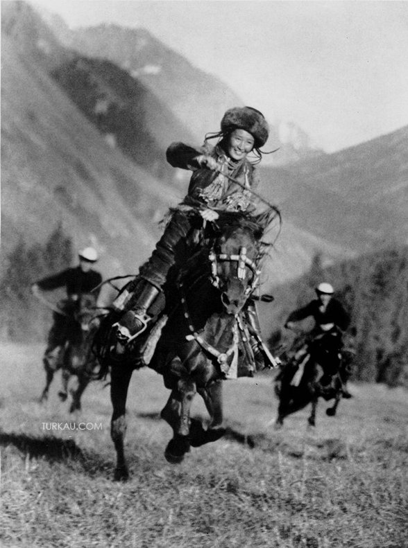 "Dağ ne kadar yüce olsa, yol üstünden aşar."

Türk Atasözü