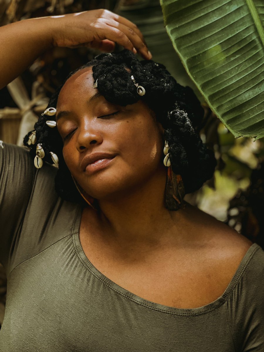 fulljoying's tweet image. Don’t touch my soul
When it’s the rhythm I know
Don’t touch my crown
They say the vision I’ve found
Don’t touch what’s there
When it’s the feelings I wear
.
.
📍: #humbleandfreewadadli 
📸: @veonard 
💁🏿‍♀️: @black.hair.affair 
.
.
#locstyles #Antigualoctician #268locs