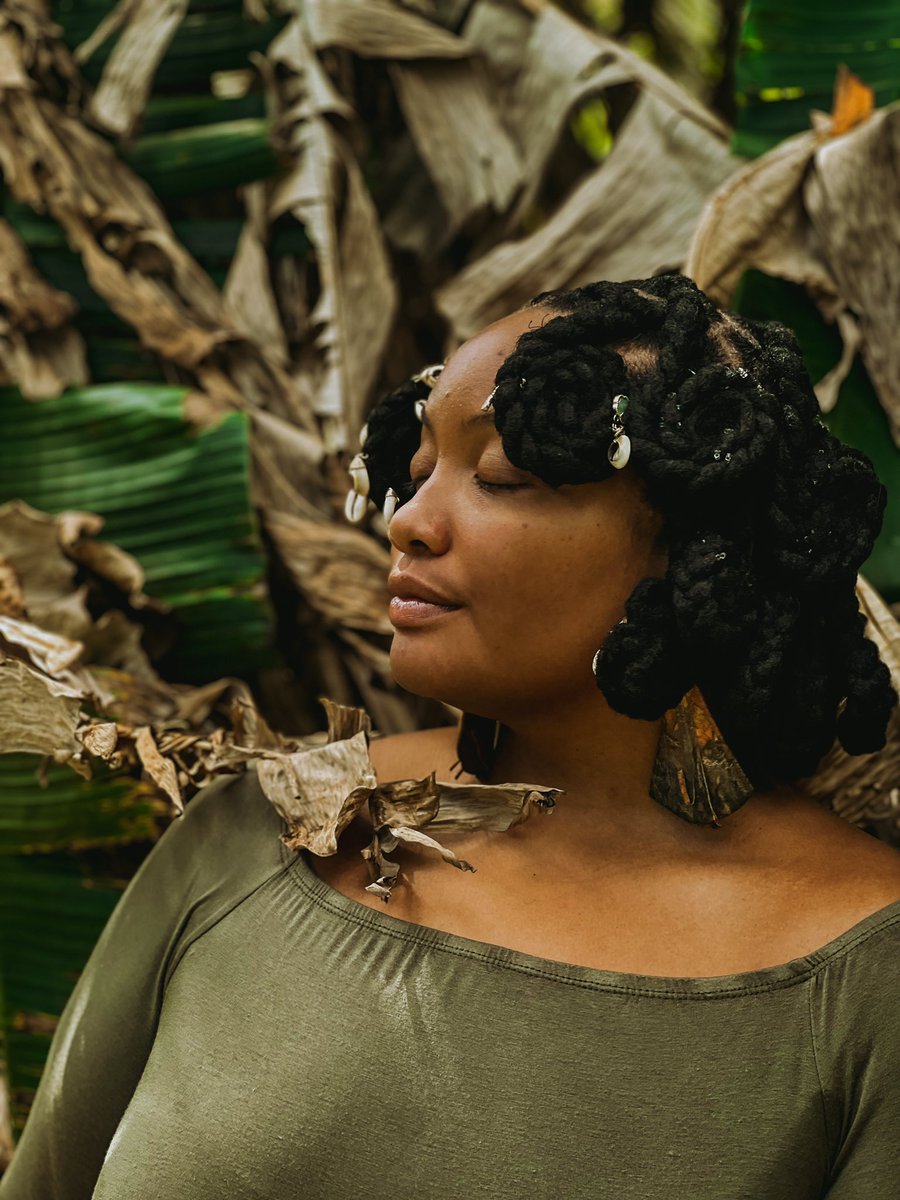 fulljoying's tweet image. Don’t touch my soul
When it’s the rhythm I know
Don’t touch my crown
They say the vision I’ve found
Don’t touch what’s there
When it’s the feelings I wear
.
.
📍: #humbleandfreewadadli 
📸: @veonard 
💁🏿‍♀️: @black.hair.affair 
.
.
#locstyles #Antigualoctician #268locs