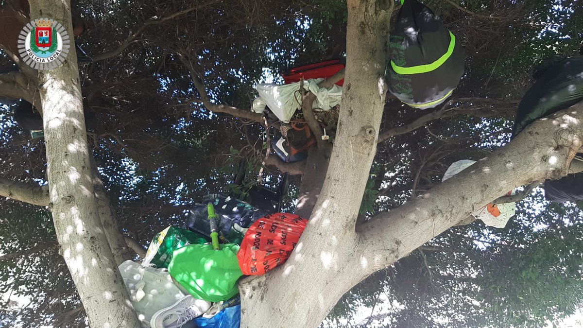 PoliciaLPA's tweet image. Unidad de Protección y Acompañamiento Local #UPAL 🚔 desmantela junto con @LimpiezaLPGC  punto de almacenaje de productos para su venta en el rastro