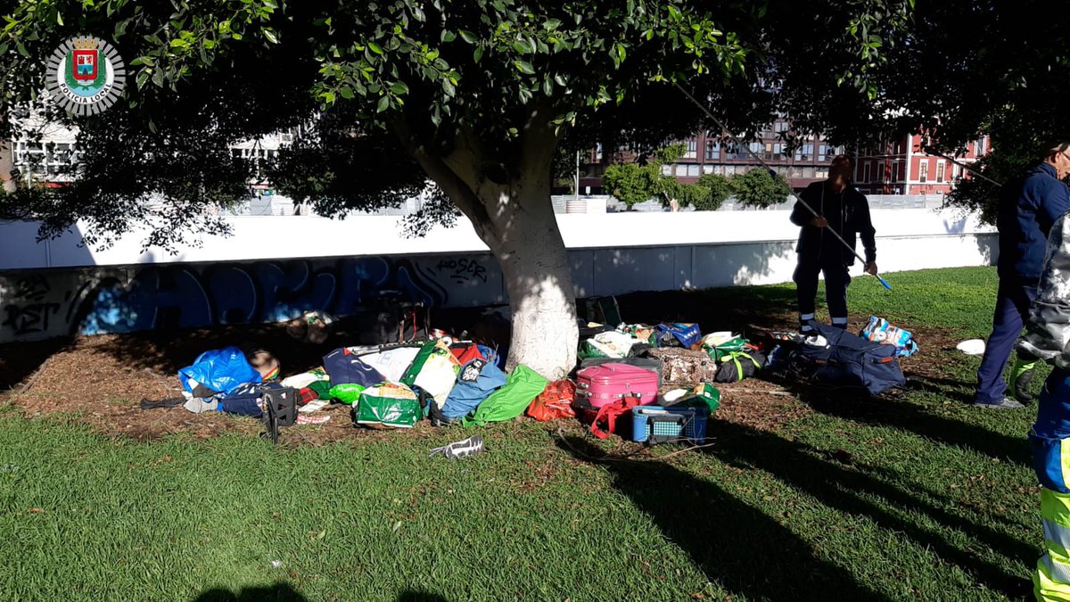 PoliciaLPA's tweet image. Unidad de Protección y Acompañamiento Local #UPAL 🚔 desmantela junto con @LimpiezaLPGC  punto de almacenaje de productos para su venta en el rastro