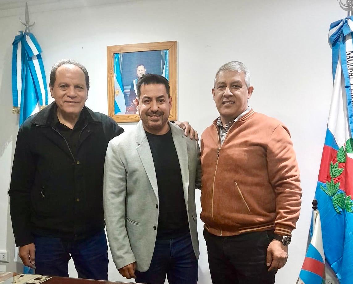 Hoy recibí al compañero y amigo <a href="/turcomenem/">Alfredo Menem</a> ministro <a href="/LrDesarrollo/">Min. de Desarrollo, Igualdad e Integración Social</a> con quien conjuntamente articulamos un trabajo coordinado destinado a todas las instituciones deportivas y sociales de la provincia. 
Siempre con la impronta de nuestro  Conductor <a href="/QuintelaRicardo/">Ricardo Quintela</a>