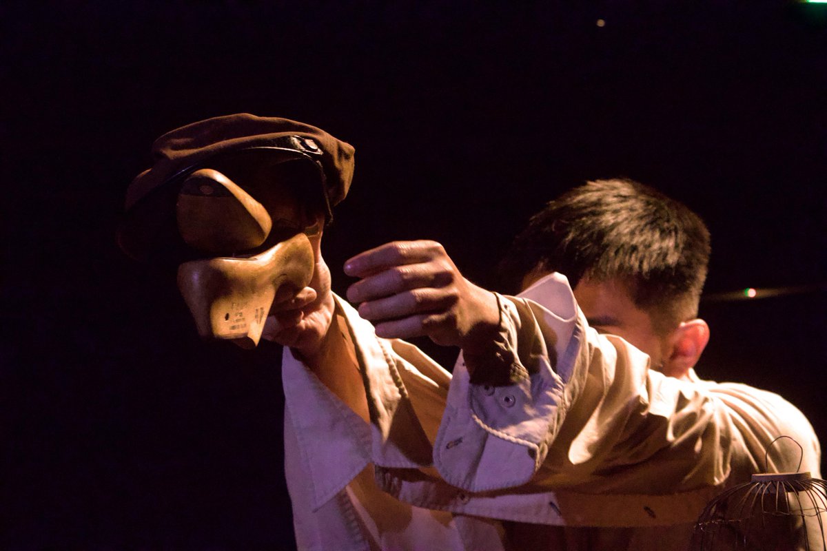 "Avería" debutó en el #ForoAPocoNo con una función llena de emotividad, donde el teatro de objetos, los títeres, la música en vivo y la improvisación construyeron una experiencia única sobre la memoria y el olvido. Entre risas y momentos de profunda reflexión, la obra invitó al
