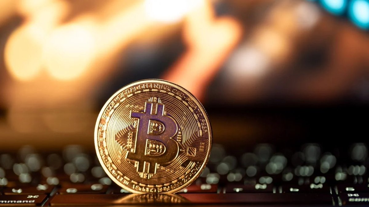 nap_chain's tweet photo. Michael Saylor, Bitcoin’in Neden Geçici Olarak Riskli Bir Varlık Gibi Davrandığını Açıklıyor
Michael Saylor, Dave Portnoy’ye yaptığı açıklamada, Bitcoin’in yalnızca kısa vadede hisse senetlerini taklit ettiğini çünkü yatırımcıların ilk olarak en likit varlıkları sattığını, bunun da Bitcoin’in uzun vadeli gerçek bağımsızlığını gölgelediğini söyledi.