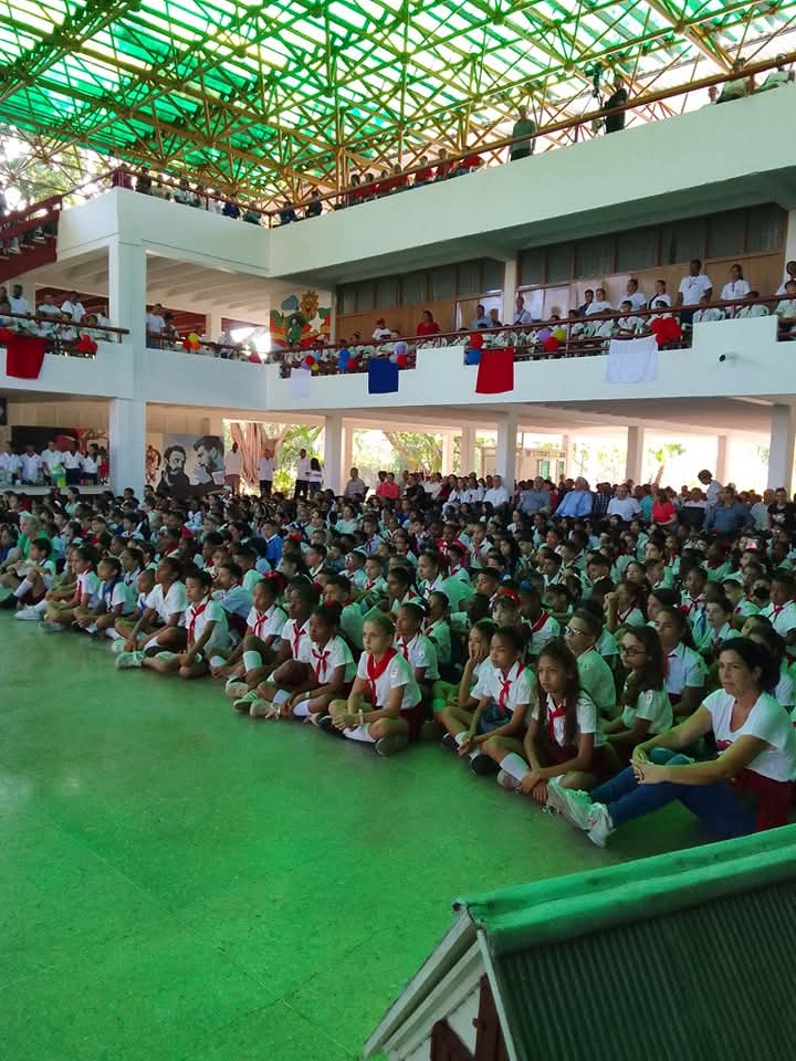 #CubaMined desde el Palacio Central de Pioneros" Ernesto Guevara" vibró de alegría y emoción junto a los más de mil pioneros que estuvieron presentes. Risas, música, juegos, colorido caracterizó la jornada. Asistió el presidente de la República <a href="/DiazCanelB/">Miguel Díaz-Canel Bermúdez</a>. #CrecerConFuturo