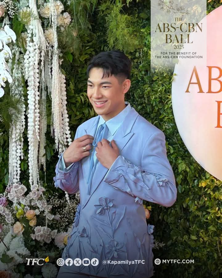 D_marianne23's tweet photo. Our Darren is definitely one of the best-dressed for tonight!! Ang lakas ng dating!! Sobrang gwapoo!! 

HipNChicDARREN Tonight
#DARREN @Espanto2001
#ABSCBNBall2025 https://t.co/51qs5UjRs3