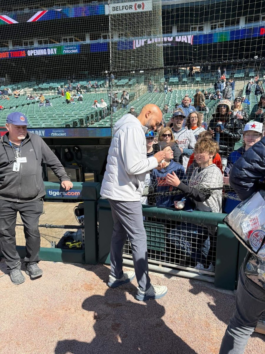 WWJ950's tweet photo. 🔗 https://t.co/dEhNddEZsq

Keegan-Michael Key threw out the first pitch for today's Tigers home opener. The actor and comedian told WWJ's Jeremy Otto he's been a huge Detroit sports fan since childhood. 

📷 Jeremy Otto https://t.co/SraGnjUr7H