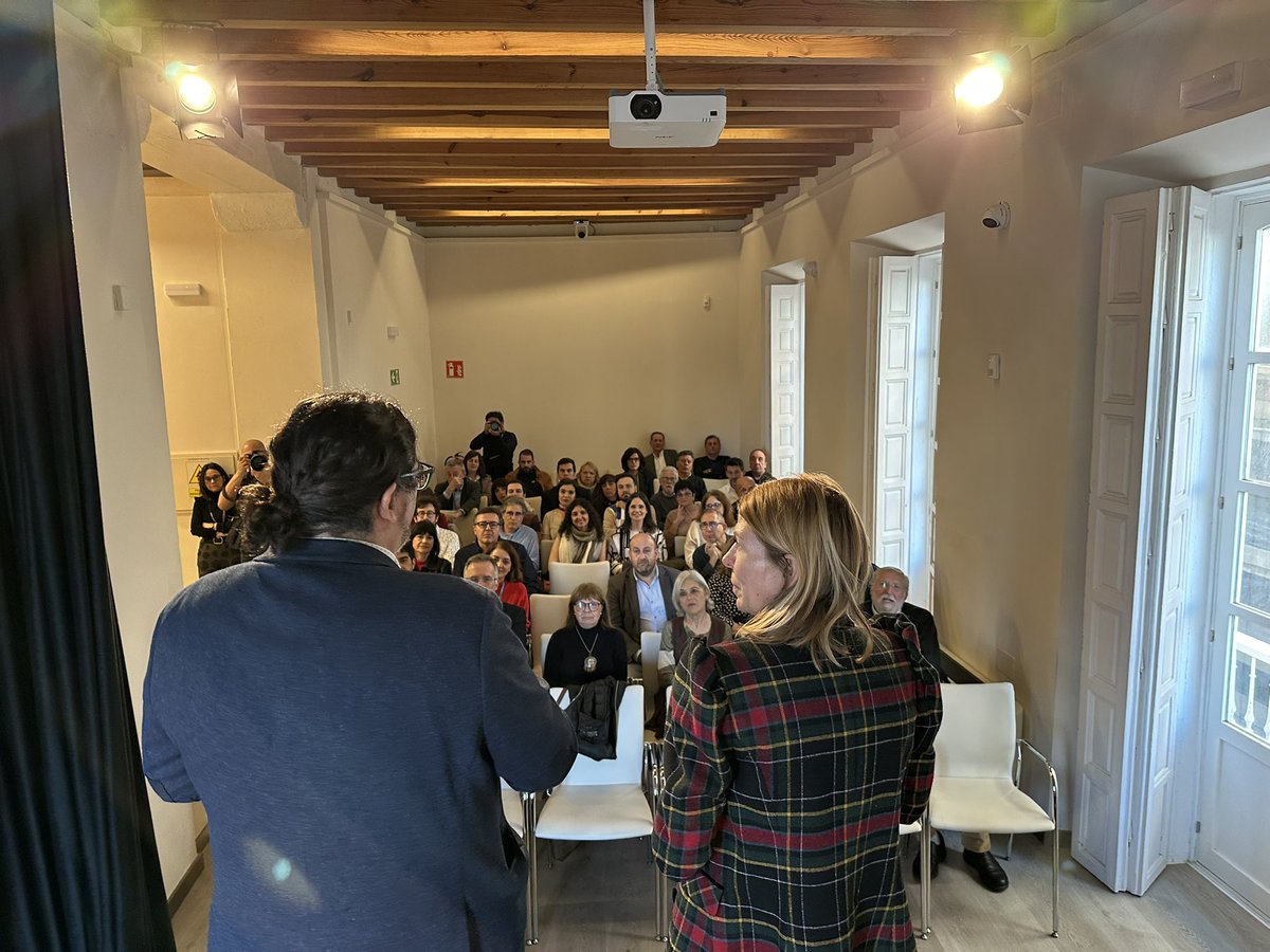 La delegada de la <a href="/Cajasol/">Fundación Cajasol</a> en Cádiz, Mar Díez, da la bienvenida a los periodistas venidos de las 64 asociaciones de la prensa federadas que mañana celebran en la ciudad la #84AsambleaFAPE  <a href="/fape_fape/">FAPE</a>