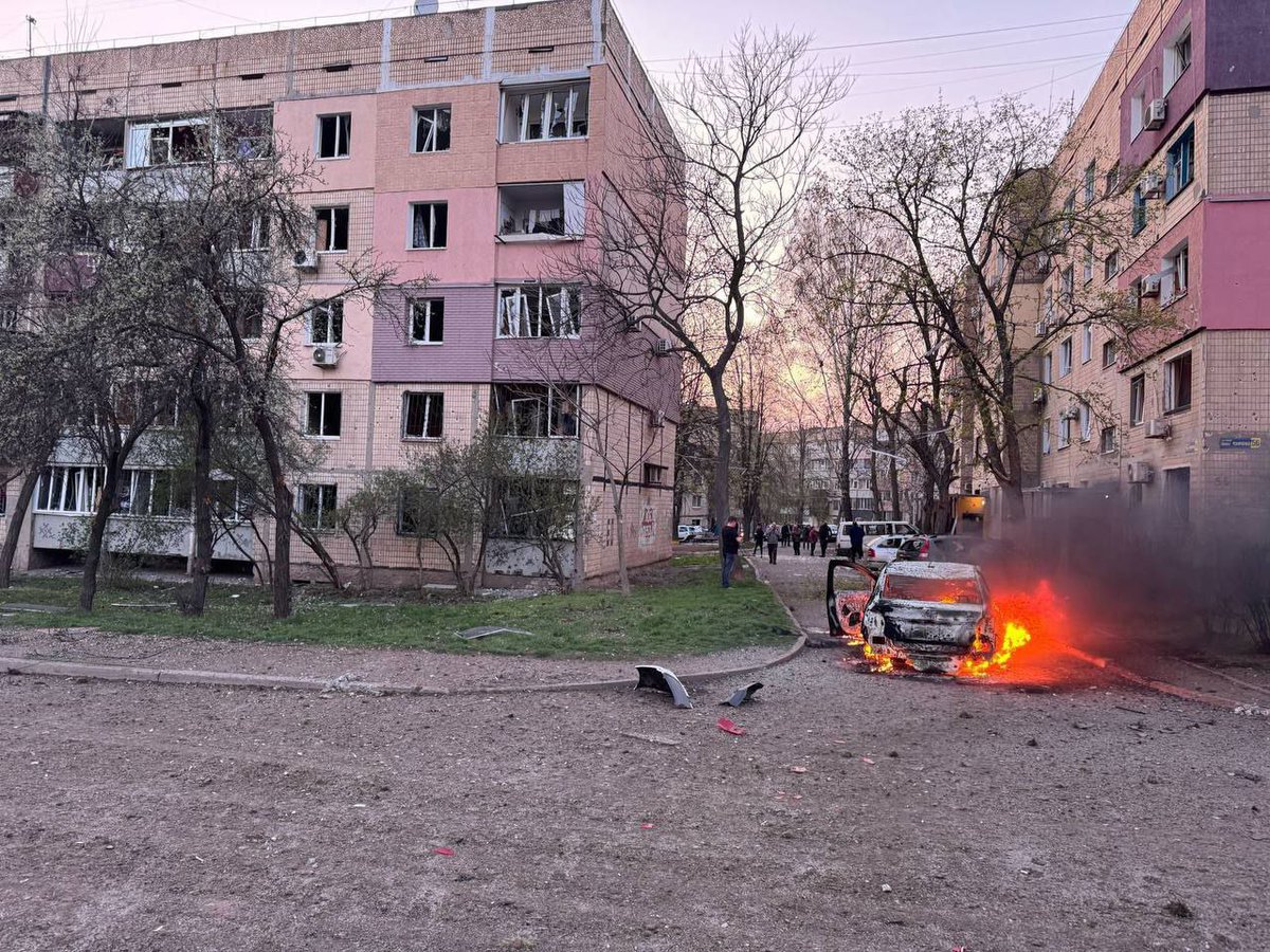 Sota_Vision's tweet photo. В результате ракетного удара в Кривом Роге погибли как минимум 14 человек

Вечером 4 апреля Кривой Рог был атакован ракетой. По словам очевидцев, удар пришелся на ресторан «Магеллан». В расположенных рядом зданиях выбило окна, сгорели несколько машин.

Глава Днепропетровской областной администрации Сергей Лысак сообщил о 14 погибших, среди которых 6 детей. Число жертв продолжает увеличиваться.

По данным руководителя администрации города Александра Вилкула, на данный момент известно о более чем 50 пострадавших.

Фото: соцсети