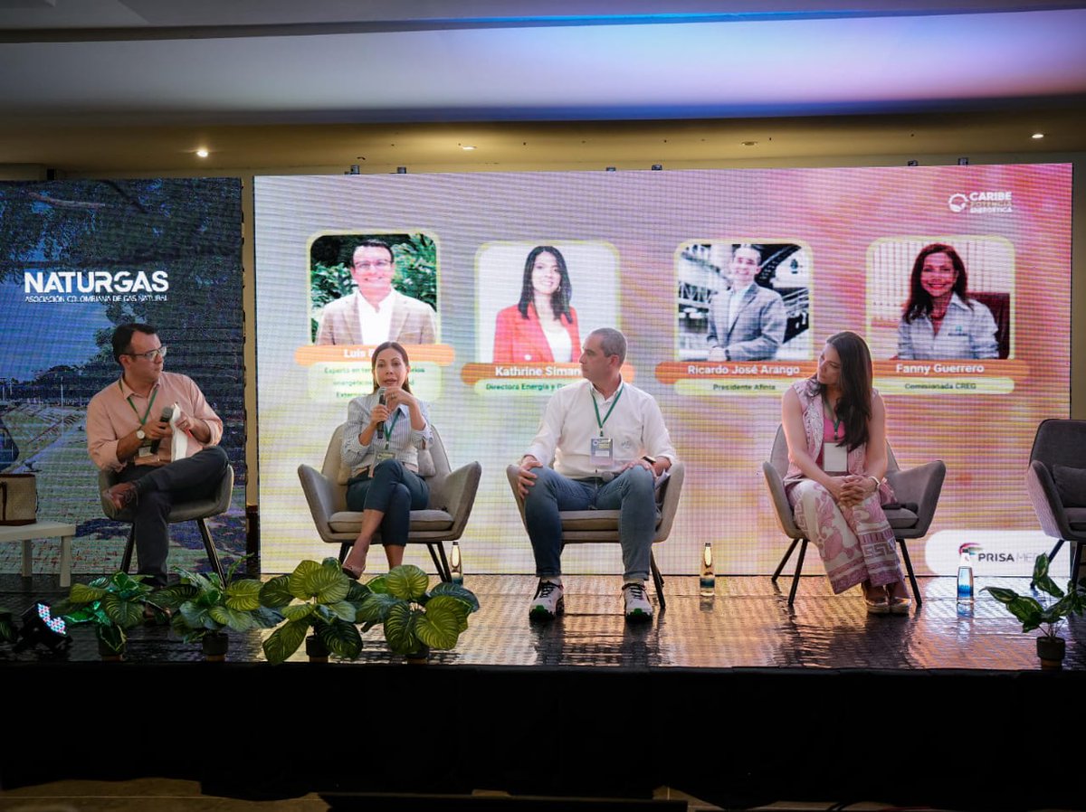Andesco1's tweet photo. Esta semana, la directora sectorial de Energía y Gas Natural de Andesco, @kathry02, participó en el "Foro de #CaribePotenciaEnergética" en Montería.

Kathrine Simancas estuvo en un pánel de discusión con la @comisioncreg y @AfiniaGrupoEPM, donde conversaron sobre las verdaderas causas de la situación energética en el Caribe.

"La problemática no es ni tarifaria ni es responsabilidad de un solo actor. Es fundamental enfocar esfuerzos en reducir la pobreza energética de la región que es de las más altas del país".

"Nosotros planteamos soluciones para mitigar altos valores de las facturas de energía:

- Cuidar el consumo como usuarios, para lo cual es muy útil el medidor prepago y denunciar las pérdidas de energía.
- ⁠Optimizar la cadena de valor del servicio con mayor oferta de generación, facilitando líneas de transmisión.
- ⁠Mejorar la focalización de los subsidios, en lo cual pueden aportar los gobiernos locales". 

"La mejor manera en que las empresas de servicios públicos constituyen a un sistema más accesible, es garantizando su suficiencia financiera y rentabilidad para poder prestar el servicio y hacer las inversiones requeridas".