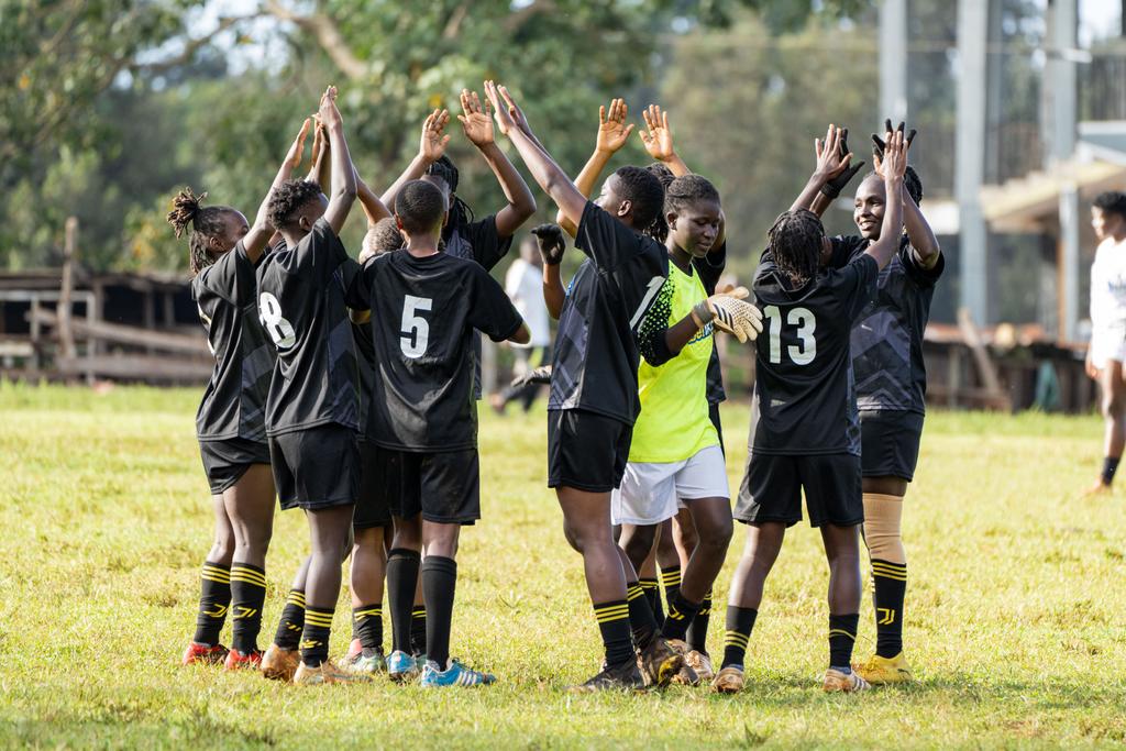 betikaKe's tweet photo. 1/2: Aaaah ata sijui nianzie wapi juu #MeruFootballChallenge leo has literally left us sitting kwa edge ya viti🥵 From mind blowing football skills to penalties za kusimamisha roho😂 vaaibuuu ya mafans yaani mambo imekuwa tu perfect👌🏾 https://t.co/6aw1JbA7uo