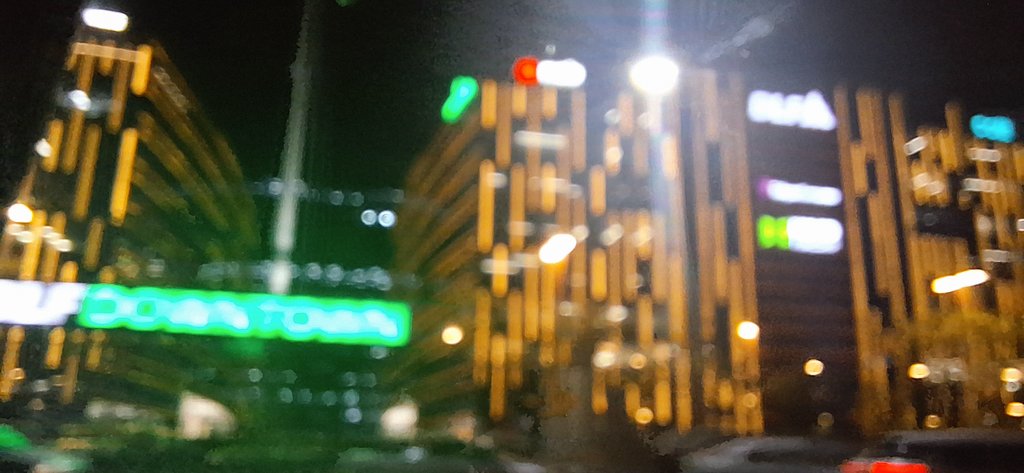 ransomredrum's tweet image. My newfound lobh for intentional Blurry pics, at night gives a different vibe, imo. QT when you see the pic.
#ShareYours
#BlurryPic
#NightPic 
#Gurugram 
#Perspective