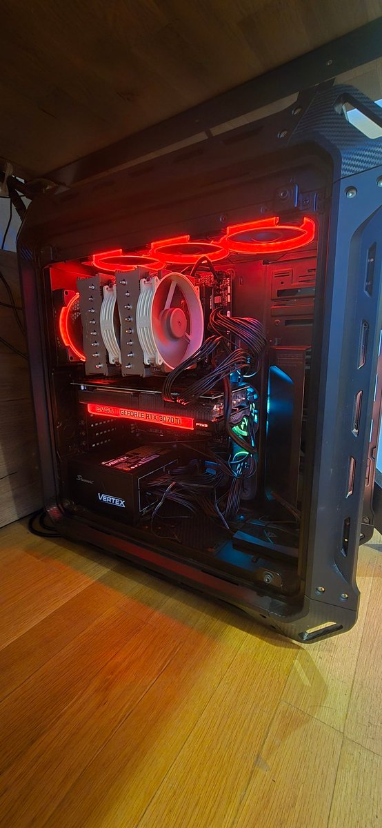 The hardware is asembeled. I now have 10 fans in that build (not counting the 3 in the GPU).
My PC is good at blowing. Just like me.