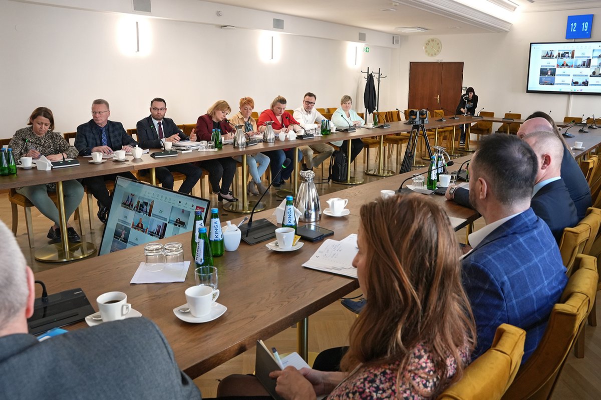 📢 Pryszczyca – najnowsze działania prewencyjne MRiRW (aktualizacja 4.04.2025)

Dziś odbyło się kolejne posiedzenie sztabu kryzysowego #MRiRW ws. pryszczycy. W spotkaniu uczestniczyli m.in. wojewodowie, lekarze weterynarii, przedstawiciele służb oraz instytucji