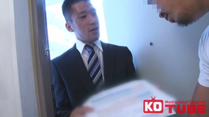 JapanGayVideo's tweet photo. [KO COMPANY/INDIES11 拘束志願者] 保険営業のスジ筋リーマンは変態ドＭ!?腕には拘束跡が…仕事中にチンコビンビン
https://t.co/ZC19dsCOpA

#比嘉雄大 #JapaneseGayPorn #JapanGayPorn #GayPorn #ゲイビデオ #ノンケ #ゲイ動画 #ゲイビ #男同志 #G片 #GV #GayVideo #スーツ #リーマン #腹筋 #拘束 https://t.co/XKRYxNxDF7