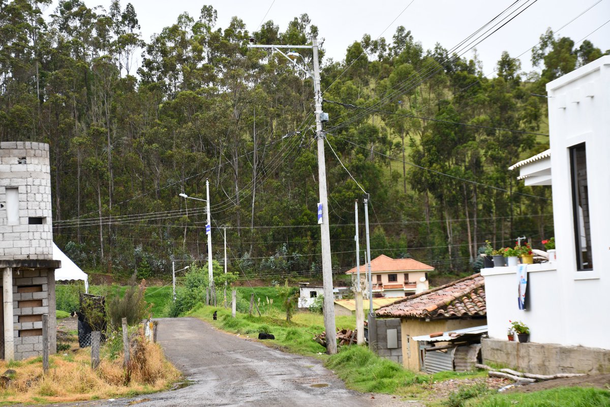 centrosurec's tweet photo. CENTROSUR, inauguró oficialmente la obra de Reposición y Mejora de la infraestructura eléctrica para atender a 63 clientes existentes y 37 nuevos del Sector Monjas - Quingeo, Tramo II, beneficiando directamente a más de 400 habitantes de la zona.
#ObraTerminada #CENTROSUR https://t.co/y4hF7kIgkK