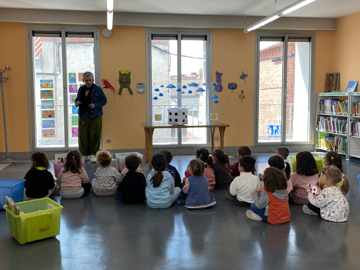 Esta semana nos han visitado los alumnos de Infantil, 3 y 5 Años, del CEIP Obispo Moscoso para celebrar con nosotros el Día del Libro. Esta vez han sido ellos los que nos han contado los cuentos más locos con la ayuda de nuestro Story Cubes de Brujas &amp; Dragones.