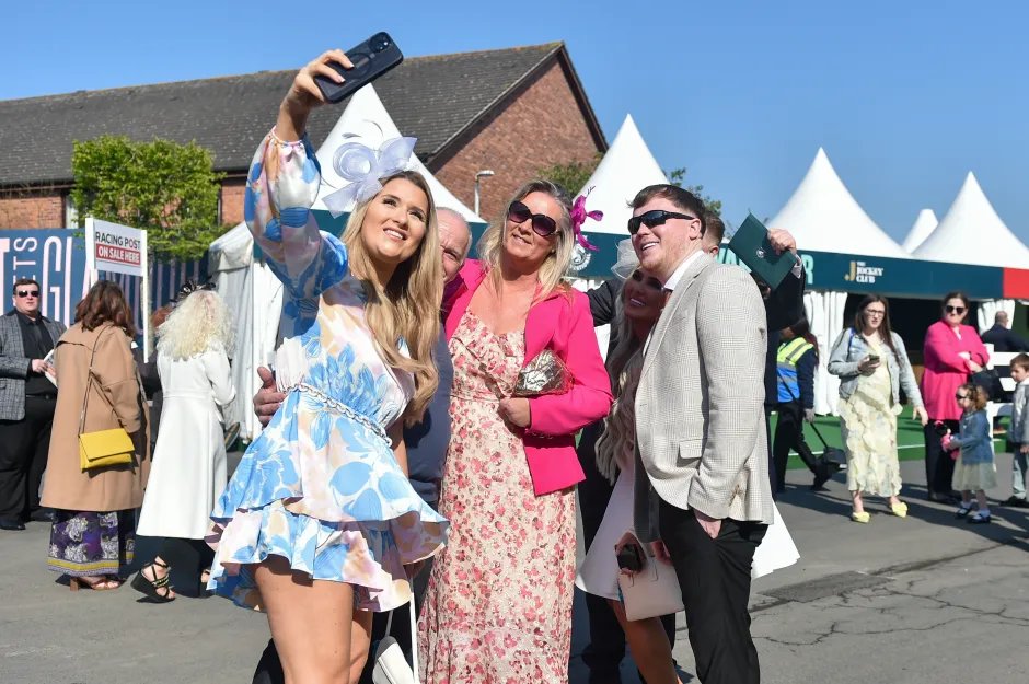 AstuteGaba's tweet photo. #GrandNationalFestival #London #Liverpool #Fashion #News #horseracing #grandnational #bestbits #roundup #UKNews https://t.co/GPGWGXJwUc