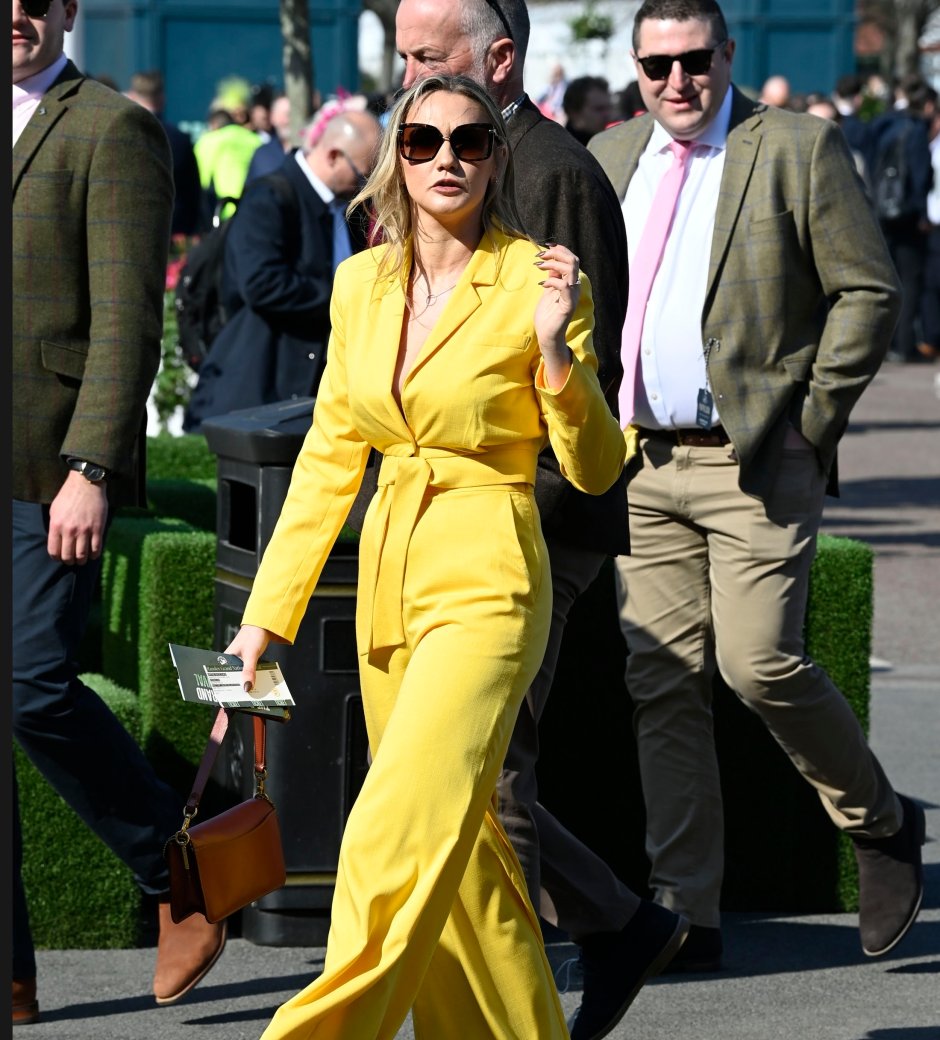 AstuteGaba's tweet photo. #GrandNationalFestival #London #Liverpool #Fashion #News #horseracing #grandnational #bestbits #roundup #UKNews https://t.co/GPGWGXJwUc