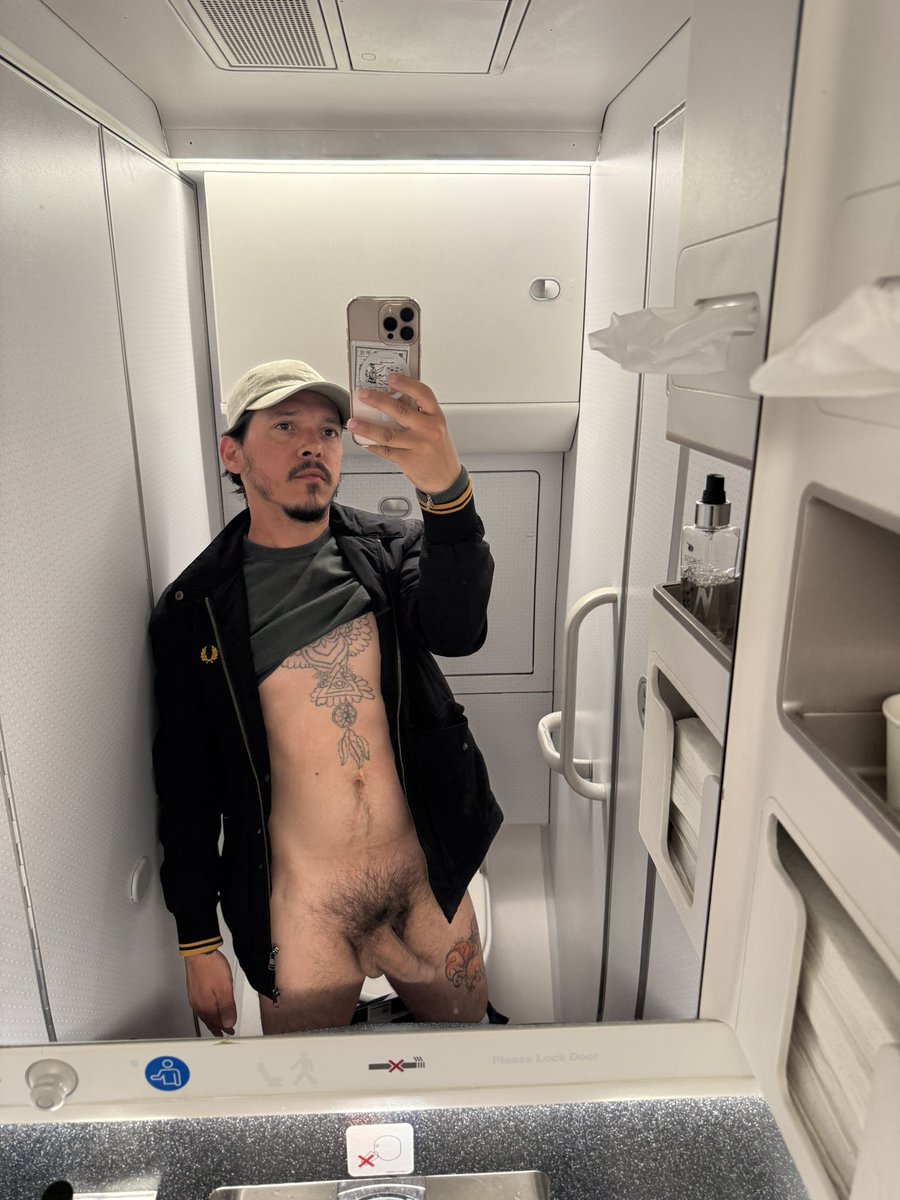 Tesao no avião louco pra leitar um cu 😈💦