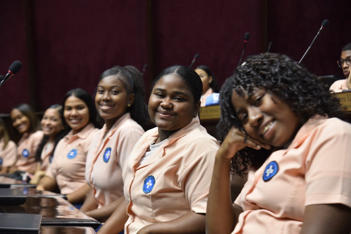 En el programa #DiputadosPorUnDía recibimos una delegación de estudiantes del Liceo Madre Laura de la Provincia de Santo Domingo, acompañados por las diputadas Milly Martínez y Elvira Corporán (<a href="/CorporanElvira/">Elvira Corporán</a>), quienes conocieron las instalaciones de este Congreso.

Estuvieron