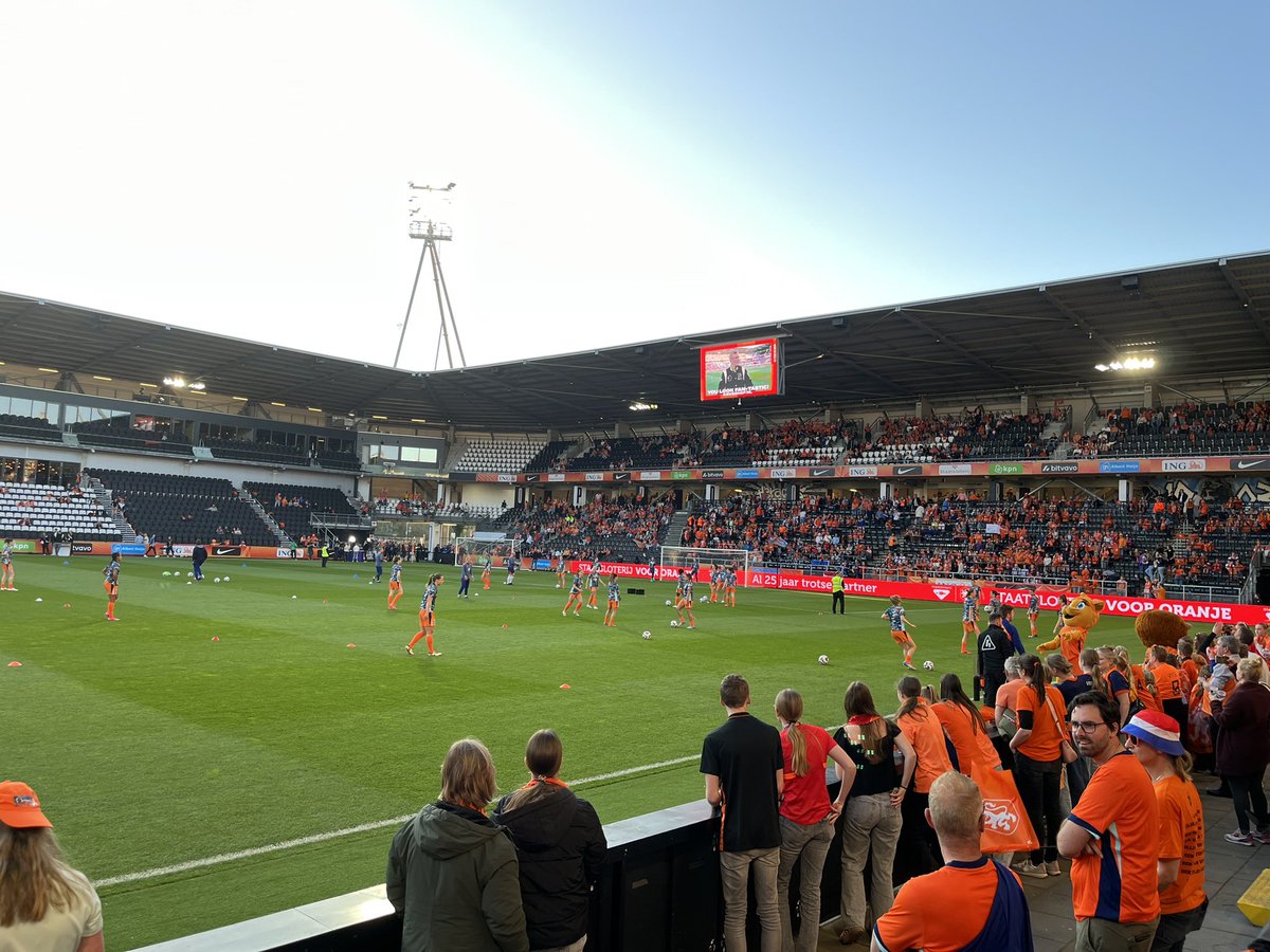 oranjefussball's tweet image. Hallo von @mvan_elten aus dem Asito Stadion in Almelo 👋

In einer halben Stunde spielen die @oranjevrouwen gegen Österreich.

Mit Veerle Buurman und Damaris Egurrola statt Sherida Spitse mehrere Wechsel in der Startelf. Vivianne Miedema heute Kapitänin.
#nedaut #uwnl