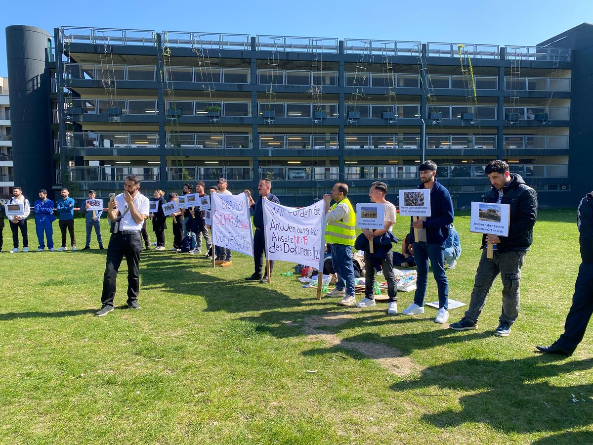 ezideu2014's tweet photo. Be the voice of voiceless people! 

Stand with Yezidis against the deportation to Iraq! 

 #StopYezidiDeportatio https://t.co/G2tLgo4Cqu