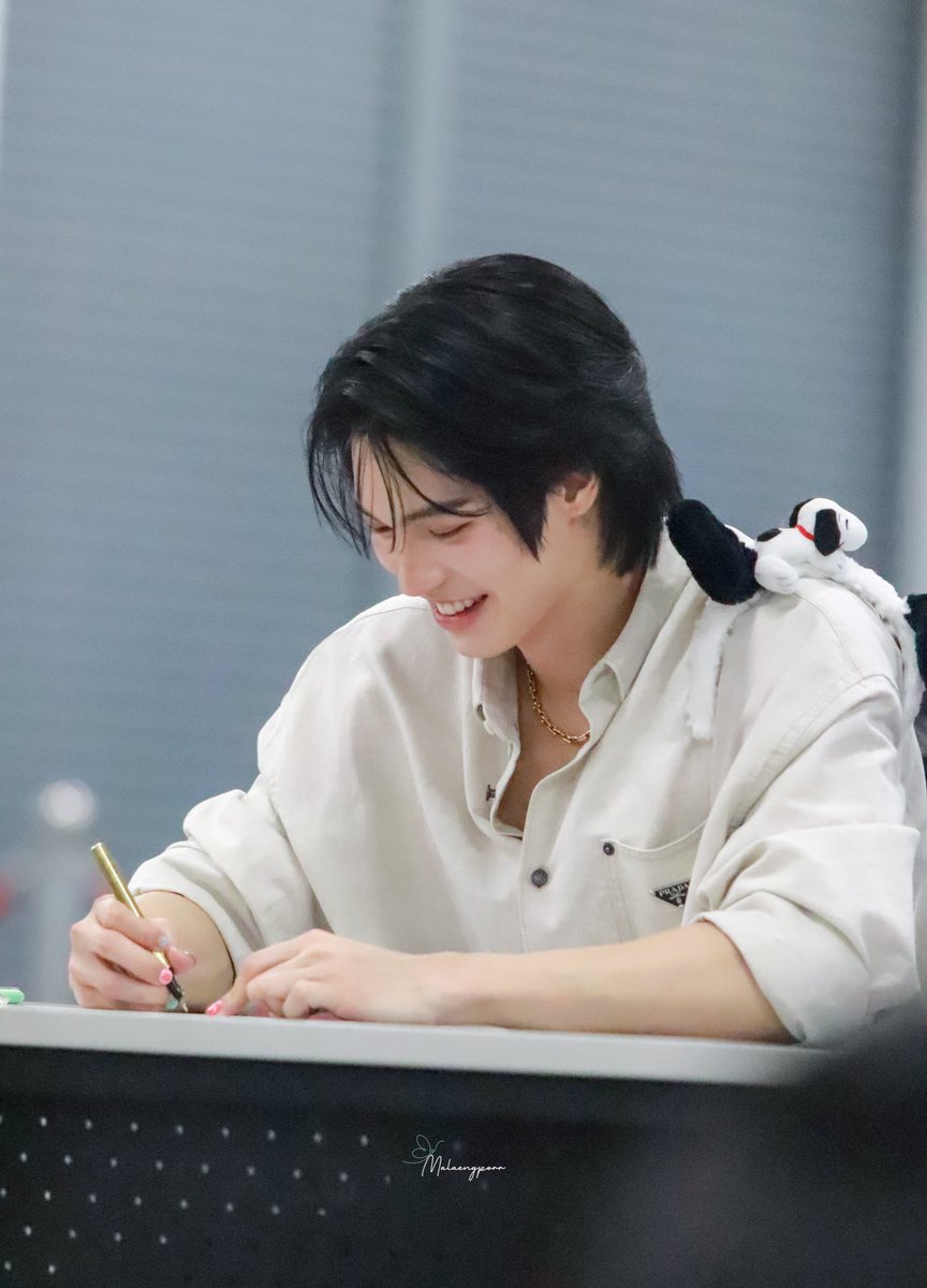 Malaengporr's tweet photo. มีน้องหมาตัวจิ๋ว เกาะอยู่บนไหล่พี่วินด้วยยยย🐶🐰

WIN 1ST FAN SIGN
#BKKIBF2025xWIN
#winmetawin @winmetawin https://t.co/hY626O6EVV