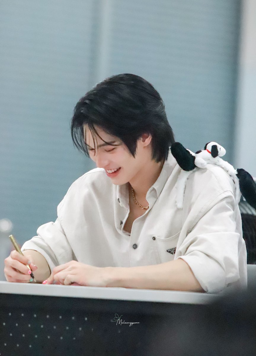 Malaengporr's tweet photo. มีน้องหมาตัวจิ๋ว เกาะอยู่บนไหล่พี่วินด้วยยยย🐶🐰

WIN 1ST FAN SIGN
#BKKIBF2025xWIN
#winmetawin @winmetawin https://t.co/hY626O6EVV