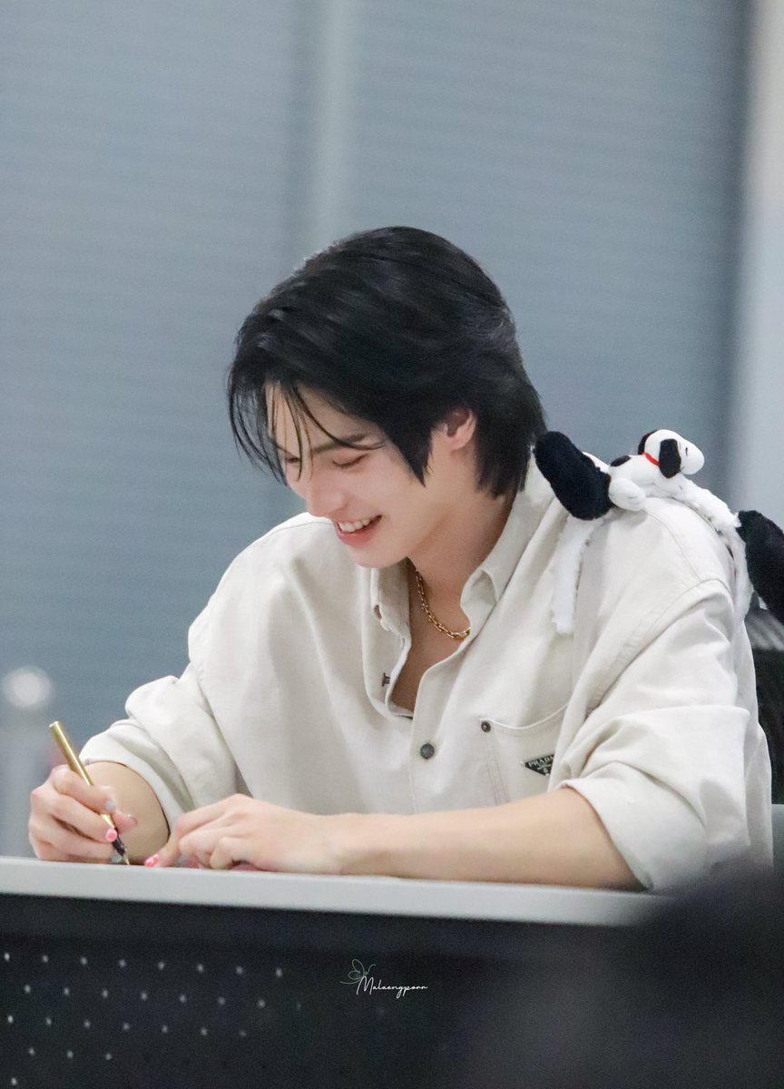 Malaengporr's tweet photo. มีน้องหมาตัวจิ๋ว เกาะอยู่บนไหล่พี่วินด้วยยยย🐶🐰

WIN 1ST FAN SIGN
#BKKIBF2025xWIN
#winmetawin @winmetawin https://t.co/hY626O6EVV
