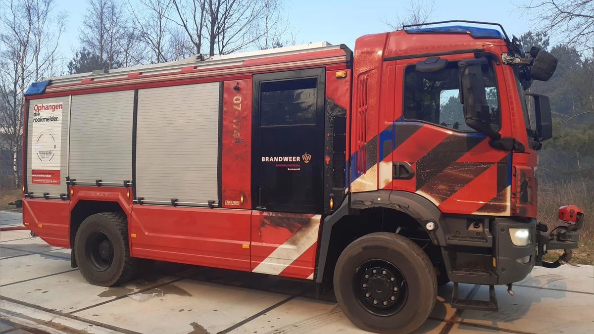 Brandweer Barneveld bijna ingesloten bij brand op de Veluwe