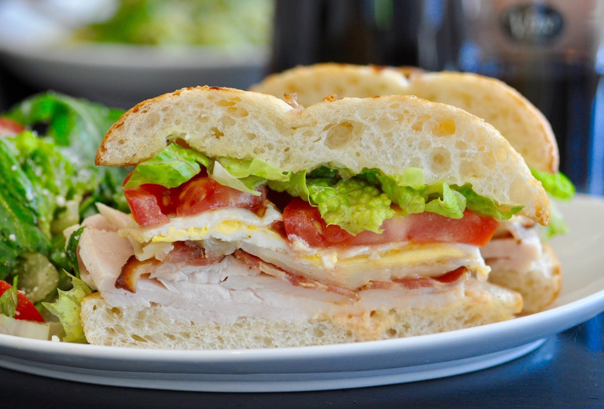 DAmicoandSons's tweet photo. A Splendido weekend ahead: Roasted turkey, fried egg, bacon, tomato, provolone, romaine and vinaigrette aioli on a toasted baguette. https://t.co/cLjypvEPCf https://t.co/ob10JTU0j2
