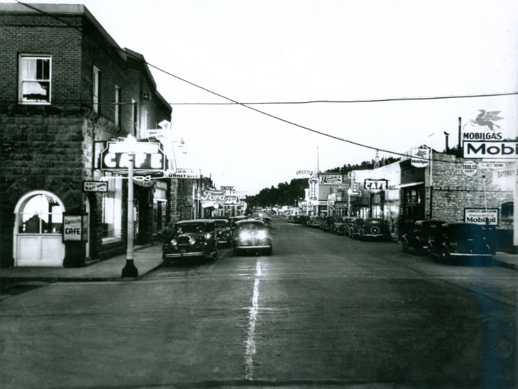 ArizonaDOT's tweet photo. ADOT Flashback Trivia: This photograph was taken in the 1930s of a highway that was established in the 1920s and is featured in the movie "Cars".
What highway are we looking at?
Hint: This photo was taken in the city known as the "Gateway to the Grand Canyon".
#FlashbackTrivia https://t.co/mBcDJ5kLuj
