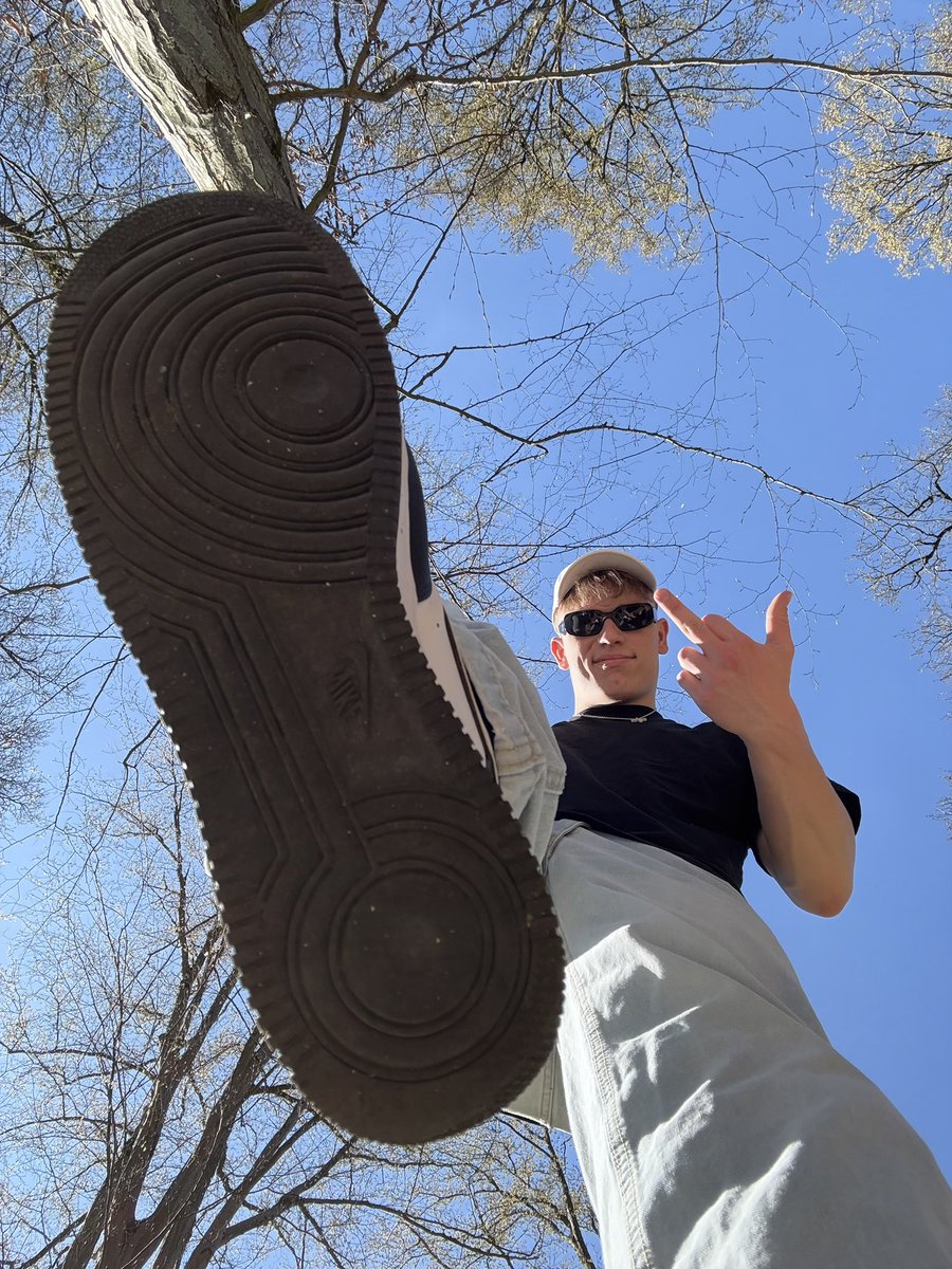 Ich lache über dich weil du mir noch nichts gesendet hast und immer noch meinen Content anguckst und du geil wirst!😂 
Heute ist Freitag, ihr wisst was das heißt!!🐶 Der Alpha will heute feiern!