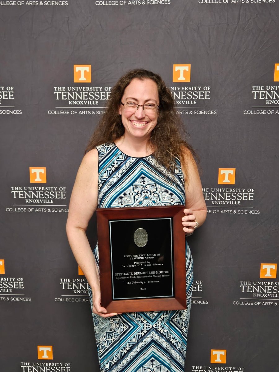 Congratulations to Dr. Stephanie Drumheller-Horton <a href="/UglyFossils/">Stephanie Drumheller</a>  for recently receiving an award her incredible teaching! Be on the look out for her upcoming classes 🦖🐊