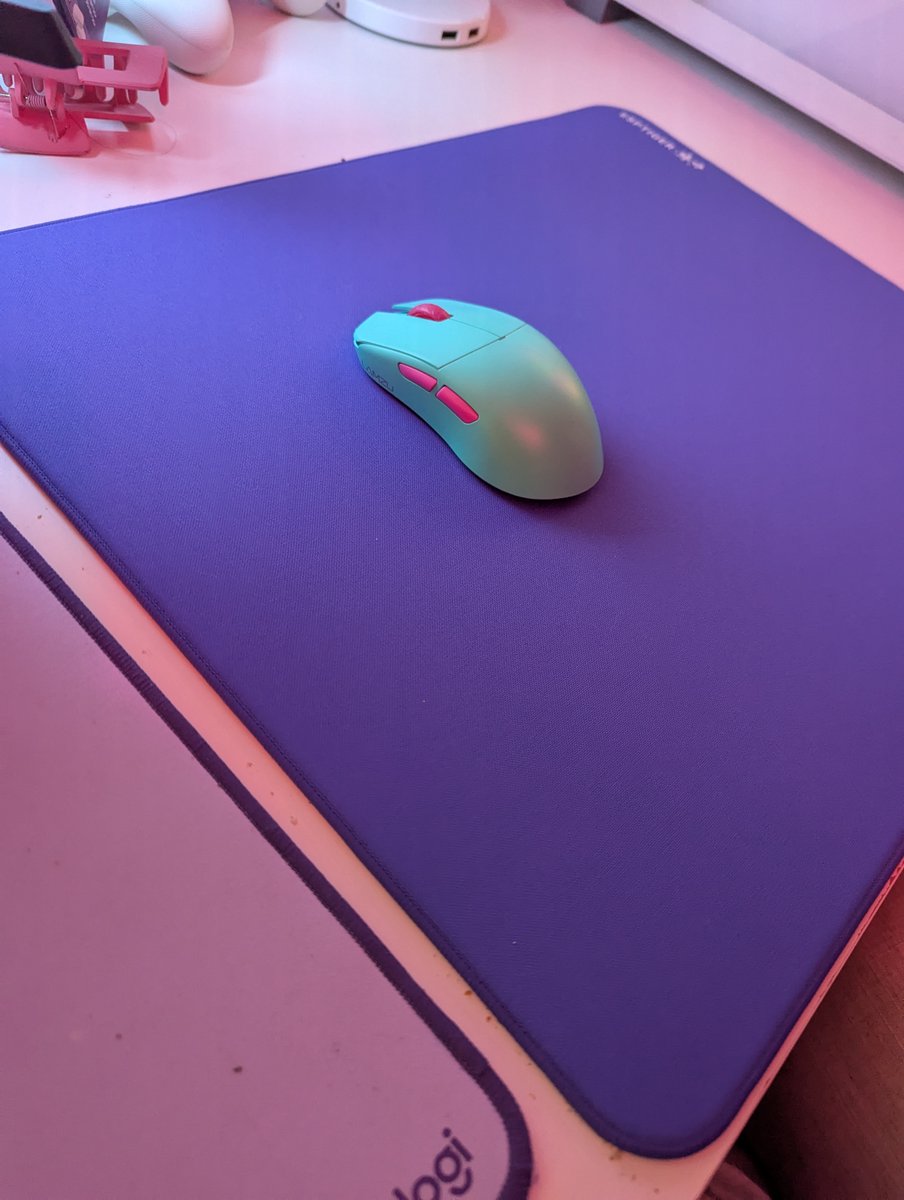JesssicaJinx's tweet photo. Finally got a new mousepad, this is the @EspTiger_Global Tang Dao SR in purple, goes great with my Rainy75. https://t.co/lMGpA8sGPz