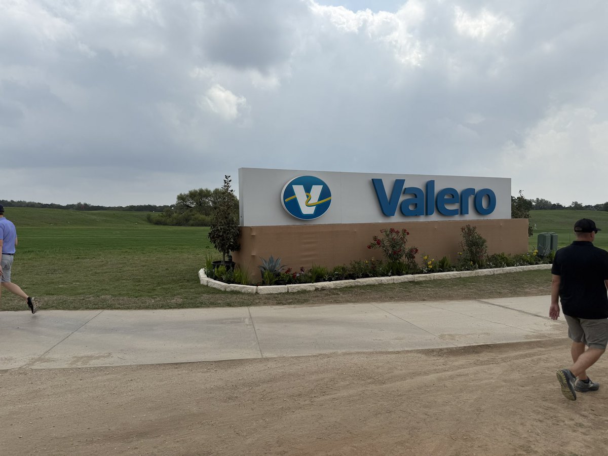 ortizcm's tweet photo. My Friday!!! #valerotexasopen #PGATour https://t.co/7zOS8E9Vc7
