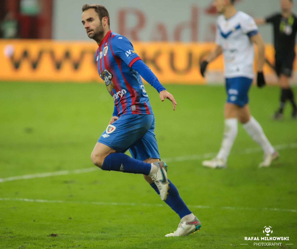 🚨 Legenda <a href="/PiastGliwiceSA/">Piast Gliwice</a> <a href="/JorgeFelix_22/">Jorge Félix Muñoz</a> zostaje na dłużej w klubie‼️

🖊️ 33-latek przedłużył swój pobyt do 31 maja 2027 r.

⚽ Jorge Felix trafił do Gliwic w 2018 roku. Od tego czasu, z dwuletnią przerwą na występy w tureckim Sivassporze, rozegrał w barwach Niebiesko-Czerwonych
