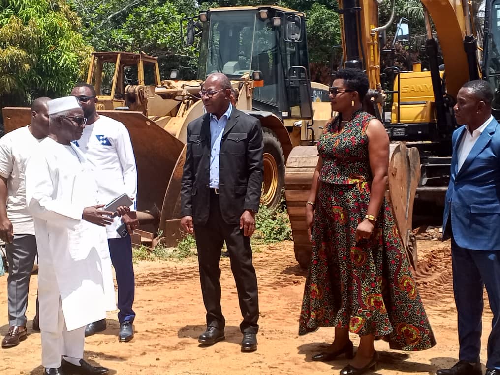 EdutechGouvTg's tweet photo. 📍Le ministre Isaac TCHIAKPE au #CERFER ce 4 avril.
 🎯 Objectif : moderniser la formation, renforcer la qualité, écouter les apprenants.
 🛠️ "Les compétences techniques sont un passeport vers l’emploi et l’autonomie."
#Togo #FormationTechnique #InsertionPro #Excellence https://t.co/cdhONfc3jF