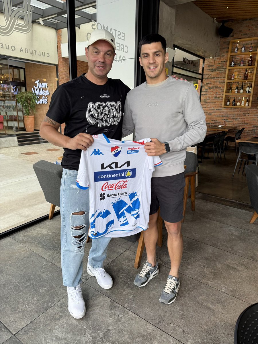 Muchas gracias amigo por el presente. Siempre es lindo venir a verte y compartir charlas de lo que vendrá. 

A seguir por este camino de esfuerzo y dedicación que siempre es la manera correcta de conseguir resultados presentes y a futuro. Gracias capitán por el tiempo ⚽️🇵🇾📄