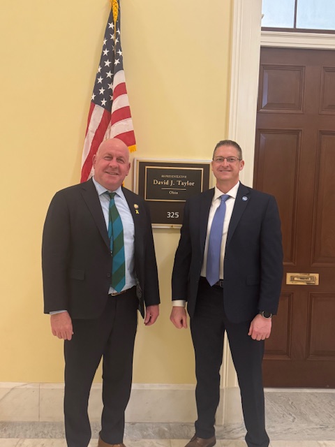 NoBiggerTrucks's tweet image. Proud to host 9️⃣supporters on Capitol Hill last week: Law enforcement, first responders &amp;amp; local leaders from CA, CO, IL, MI, MN, OH, PA &amp;amp; TX. Across 80 mtgs, they delivered a clear message: 91k lb trucks = more crashes, failing bridges and ⬆️ taxpayer costs. #nobiggertrucks