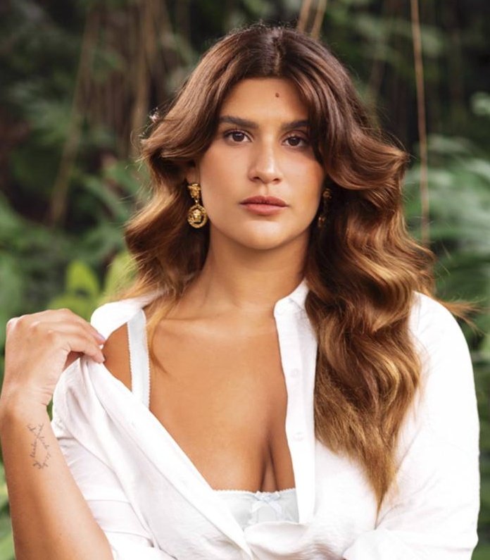 poponze's tweet photo. Giulia Costa, filha de Flávia Alessandra, revela que recusou papel de mulher gorda em novela:

"Eu não acho justo com outras jovens que vão me ver representando o papel de uma mulher gorda, sendo que eu não sou gorda. Aí a menina gorda que estiver assistindo vai pensar: ‘Meu Deus, se ela é a gorda, eu sou o quê?’"
