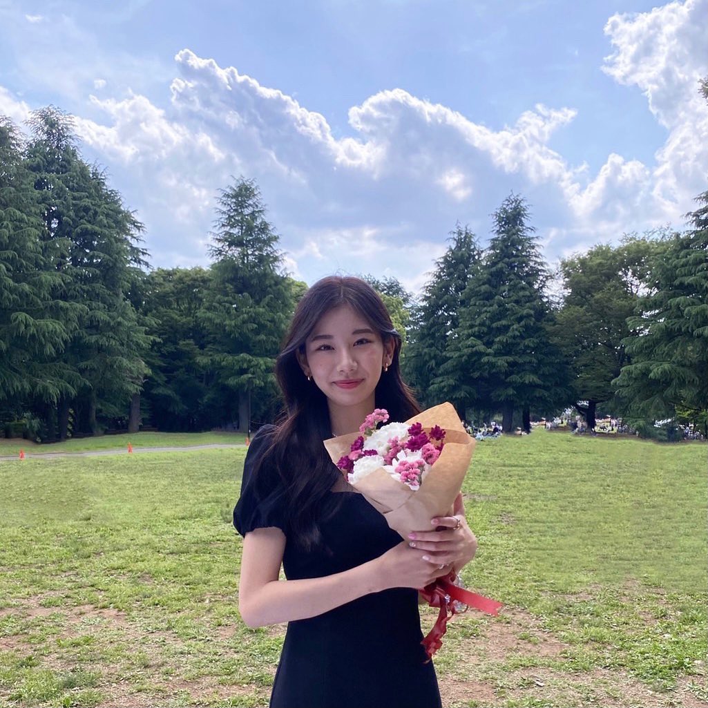 ikawa_ion's tweet photo. She had a gentle smile on her face, her lips slightly raised, her eyes bright and focused, as if she was immersed in a quiet exchange with the forest. The sunlight shone on her face and the flowers, as if coating her with a layer of delicate brilliance. https://t.co/EXi49r2phR