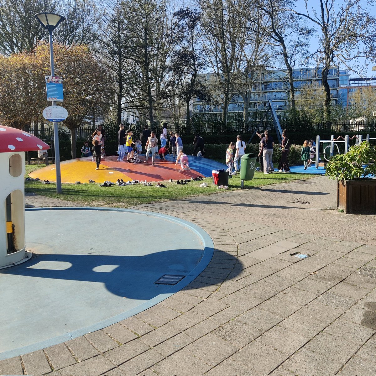 Vandaag hebben we op de speeltuin Vreewijk de Vaan #Rotterdam #pannenkoekendag georganiseerd  dankzij de vrijwilligers konden we ruim 300 #pannenkoeken uitdelen aan de kinderen die langs kwamen .
#bswrotterdam