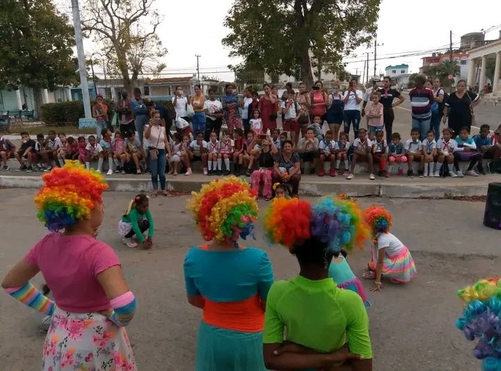 YaraLorenz43149's tweet photo. Así amaneció #SanLuis se vistió de lujo,de fiesta y con mucho coloridos los pioneros y jóvenes celebrando el aniversario #63UJC y #64OPJM frente al comité municipal de la UJC
#SiempreJoven
#FMC65
#fmcsanluis
#MujeresEnRevolución https://t.co/OqutCH78DH