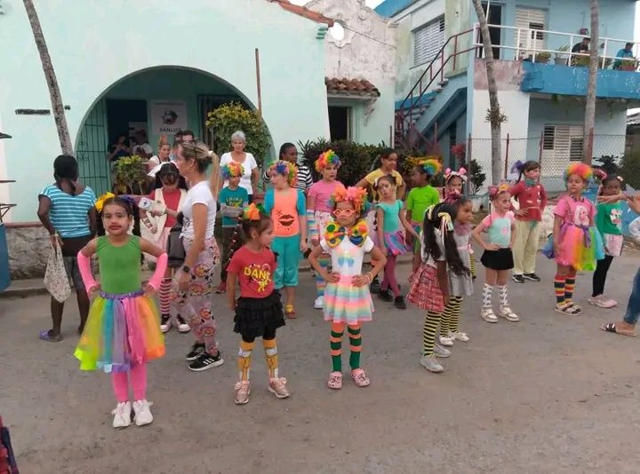 YaraLorenz43149's tweet photo. Así amaneció #SanLuis se vistió de lujo,de fiesta y con mucho coloridos los pioneros y jóvenes celebrando el aniversario #63UJC y #64OPJM frente al comité municipal de la UJC
#SiempreJoven
#FMC65
#fmcsanluis
#MujeresEnRevolución https://t.co/OqutCH78DH