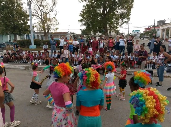 YaraLorenz43149's tweet photo. Así amaneció #SanLuis se vistió de lujo,de fiesta y con mucho coloridos los pioneros y jóvenes celebrando el aniversario #63UJC y #64OPJM frente al comité municipal de la UJC
#SiempreJoven
#FMC65
#fmcsanluis
#MujeresEnRevolución https://t.co/OqutCH78DH